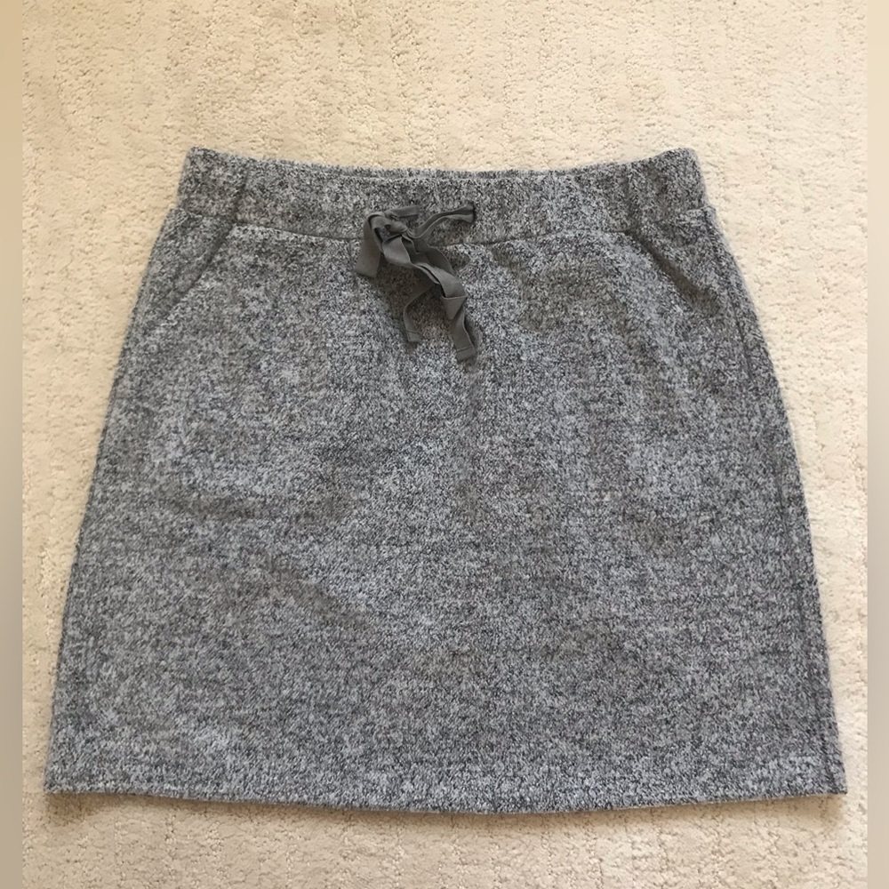 Gray skirt with pockets